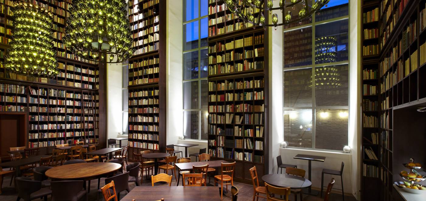 Ambiance tamisée de la bibliothèque du B2 Hôtel de Zurich