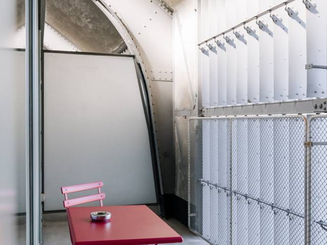 Petite table et chaises rouges du B2 Hôtel de Zurich