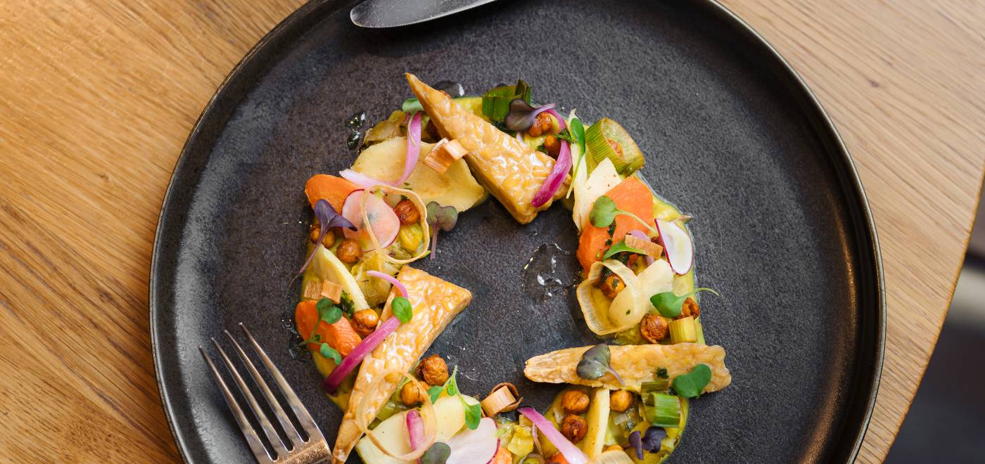 veganes Gericht mit Tempeh und Kichererbsen.