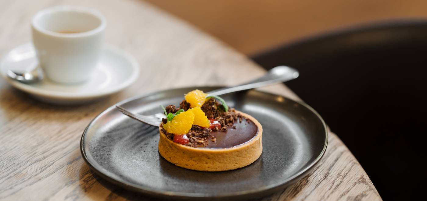 Tarte au chocolat avec un espresso