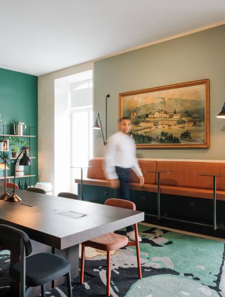 Une personne se promène dans l'espace de coworking du B2 Hôtel de Zurich