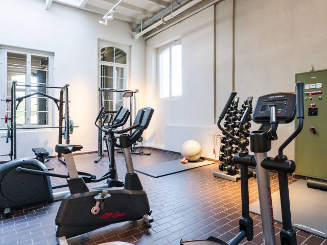 Fitnessgeräte & Freihanteln im Fitnessstudio des B2 Hotels in Zürich