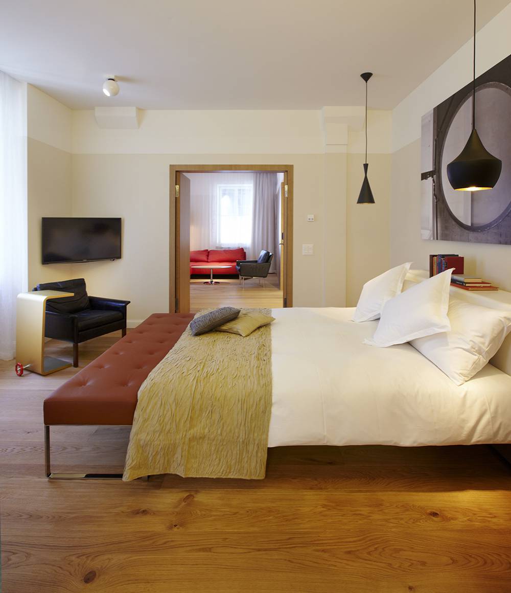 Junior Suite élégante avec vue sur le lit de l'hôtel B2 de Zurich