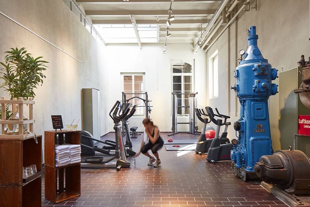 Salle de sport à l'aménagement rustique du B2 Hôtel de Zurich