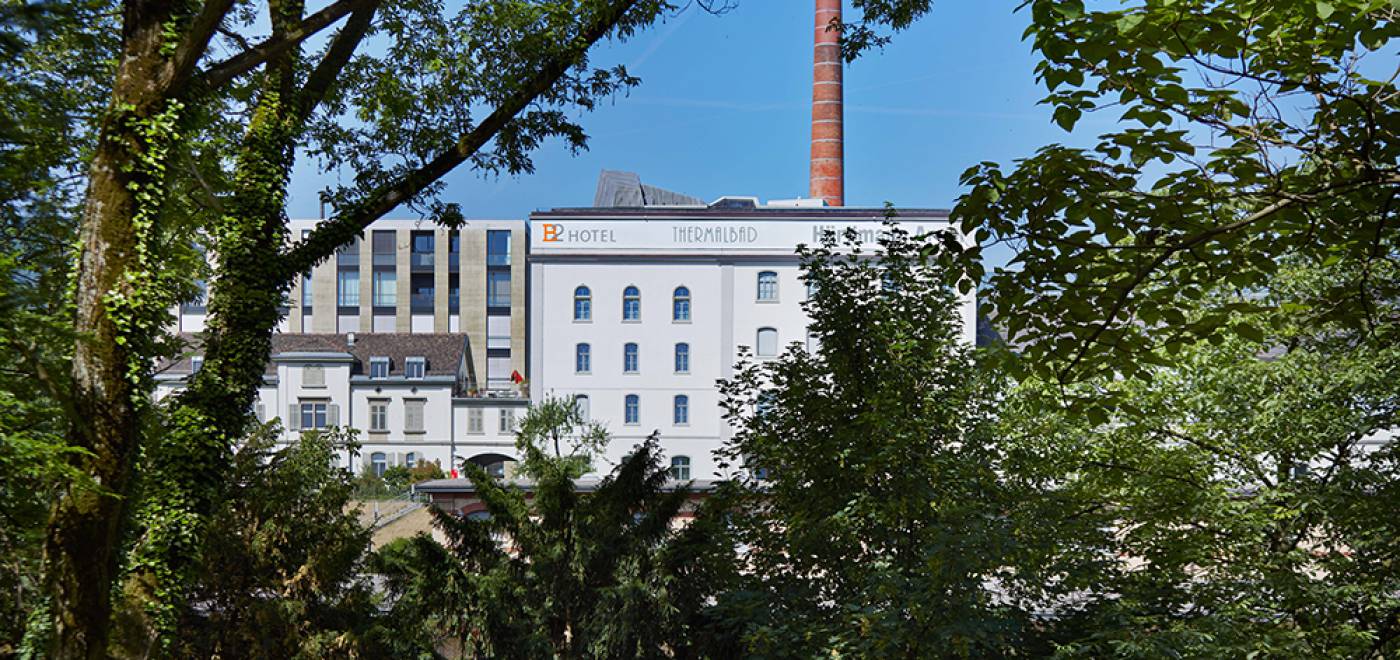 Vue extérieure entre les arbres du B2 Boutique Hôtel de Zurich