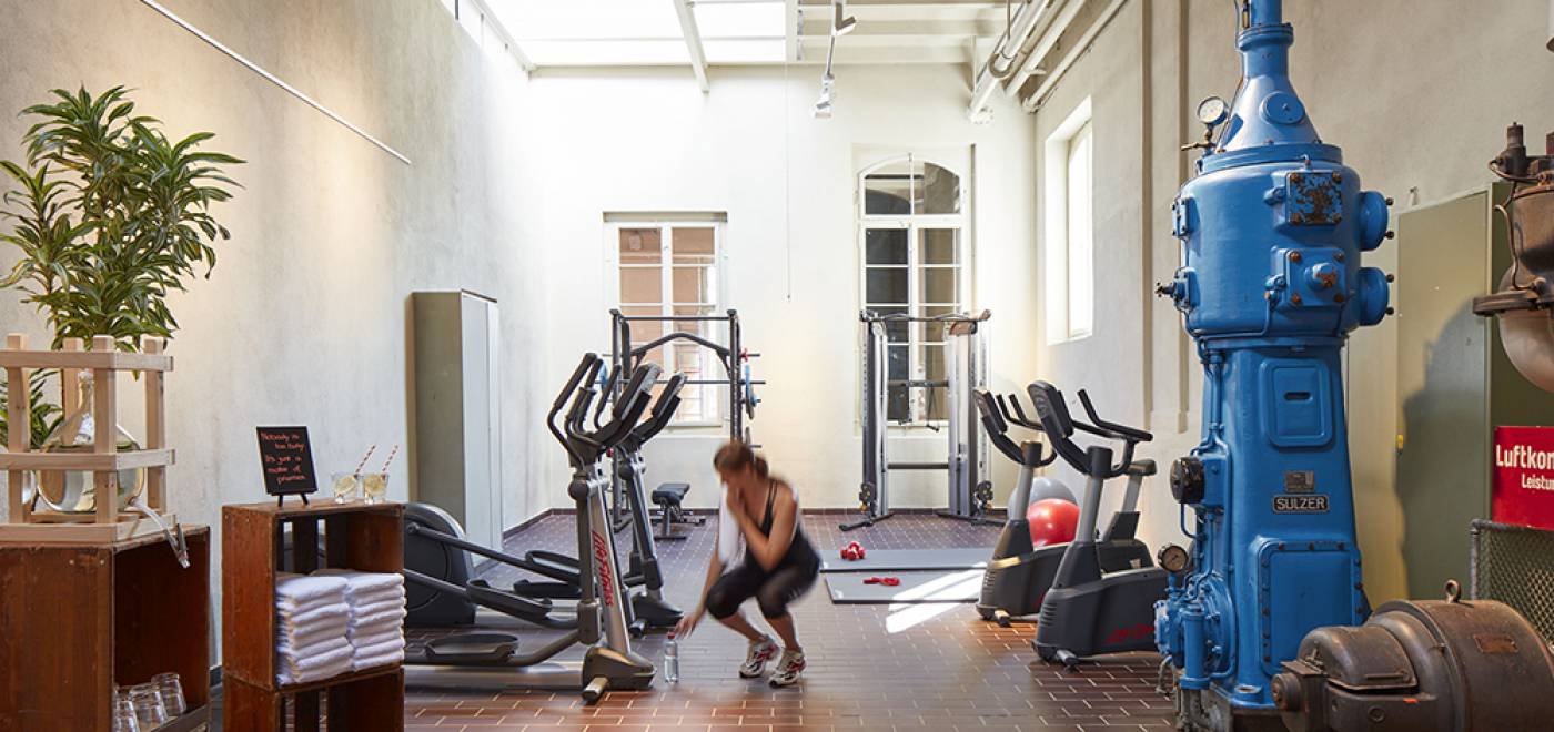 Salle de sport à l'aménagement rustique du B2 Hôtel de Zurich