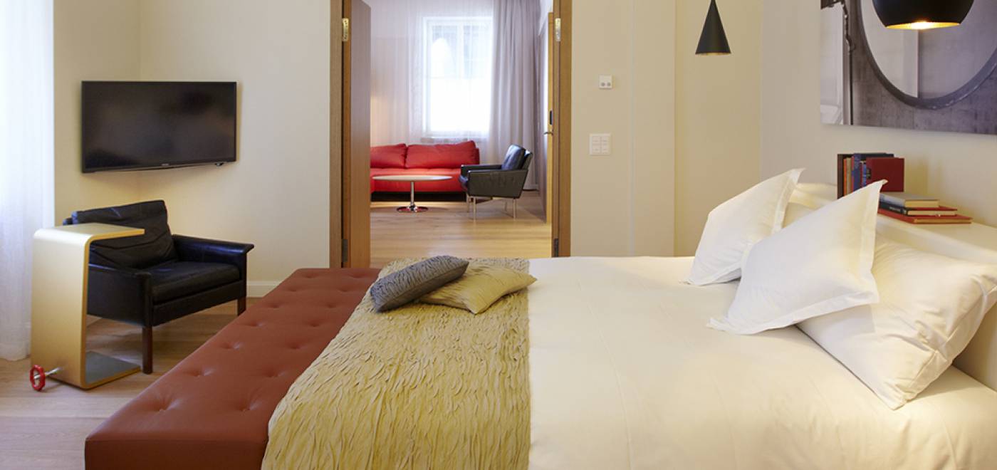 Junior Suite élégante avec vue sur le lit de l'hôtel B2 de Zurich