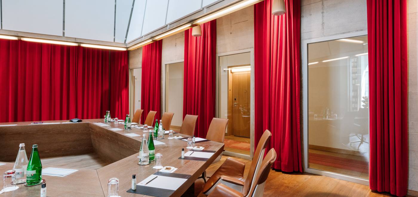 Tagungsraum im B2 Hotel in Zürich mit roten Vorhängen