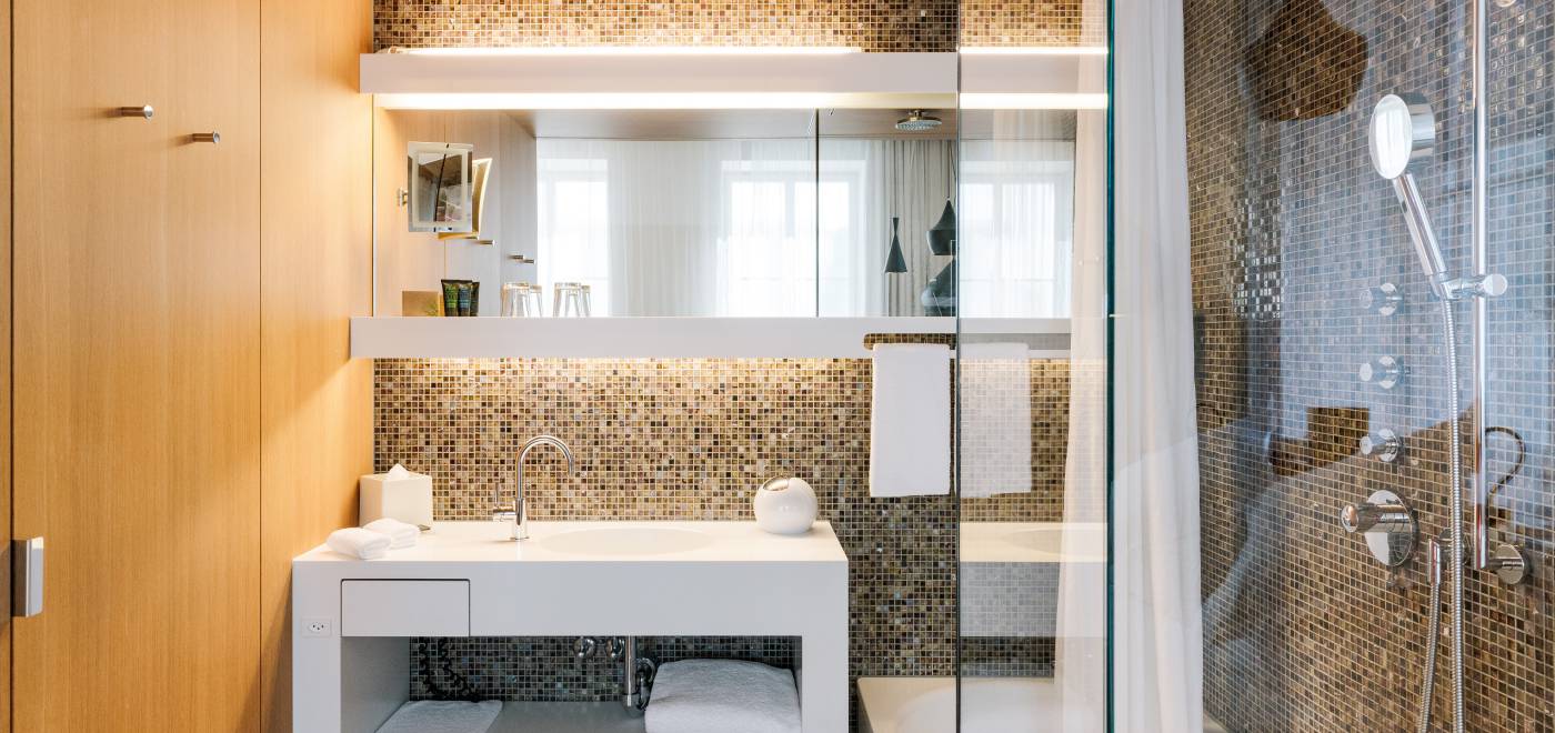 Chambre du B2 Hôtel à Zurich avec salle de bain avec douche et baignoire