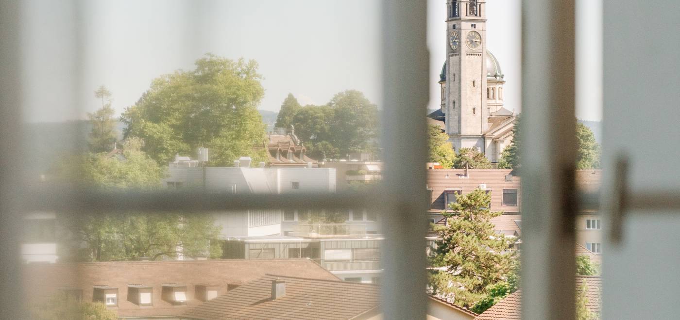 Vue d'une chambre du B2 Hôtel de Zurich sur l'église d'Enge