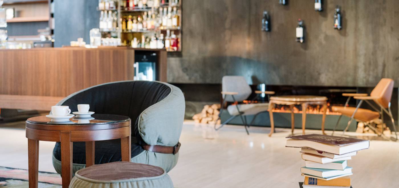 Café posé sur une table basse dans une ambiance chaleureuse au B2 Hôtel de Zurich