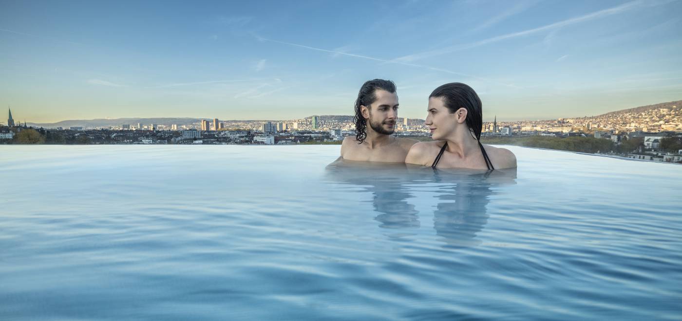 Couple in the rooftop infinity pool of the Hürlimann Spa next door to the B2 Hotel in Zurich