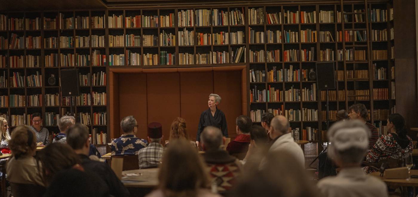 Storyteller Sibylle Baumann in der Library während der Bedtime Stories