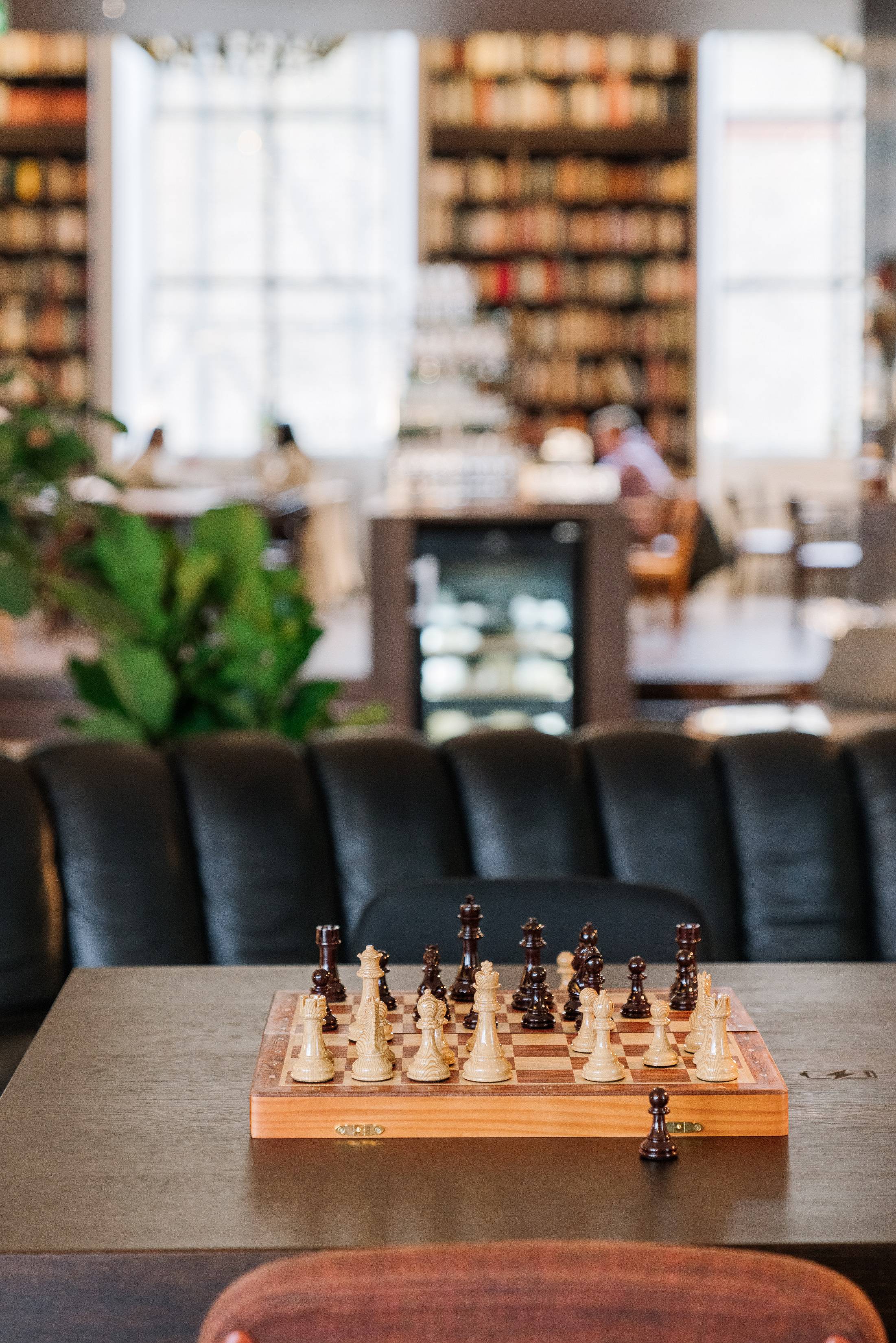 Plateau de jeu d'échecs sur table dans la bibliothèque du B2 Hôtel de Zurich