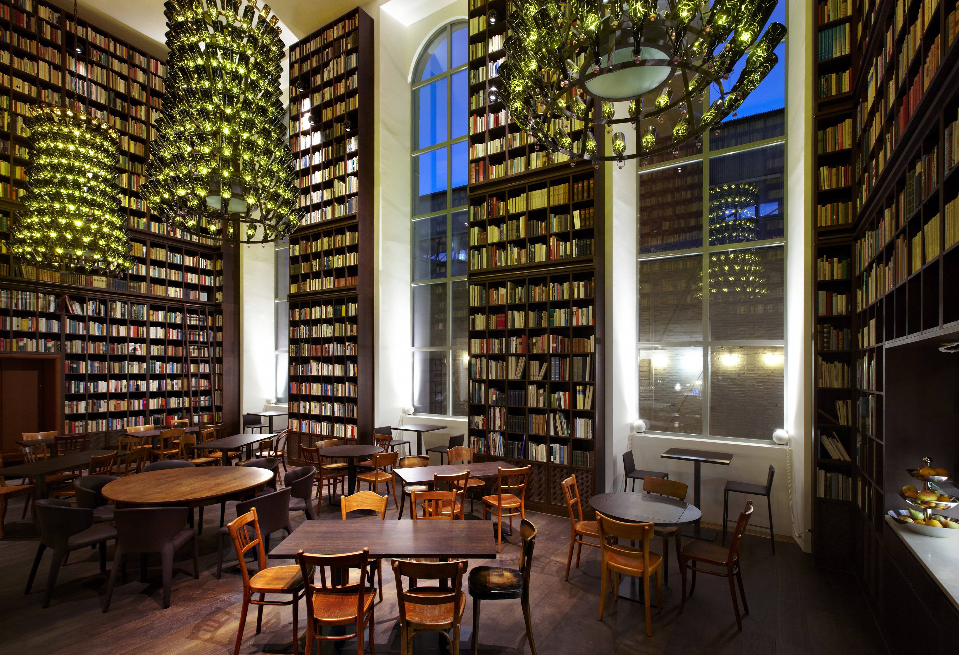 Ambiance tamisée de la bibliothèque du B2 Hôtel de Zurich