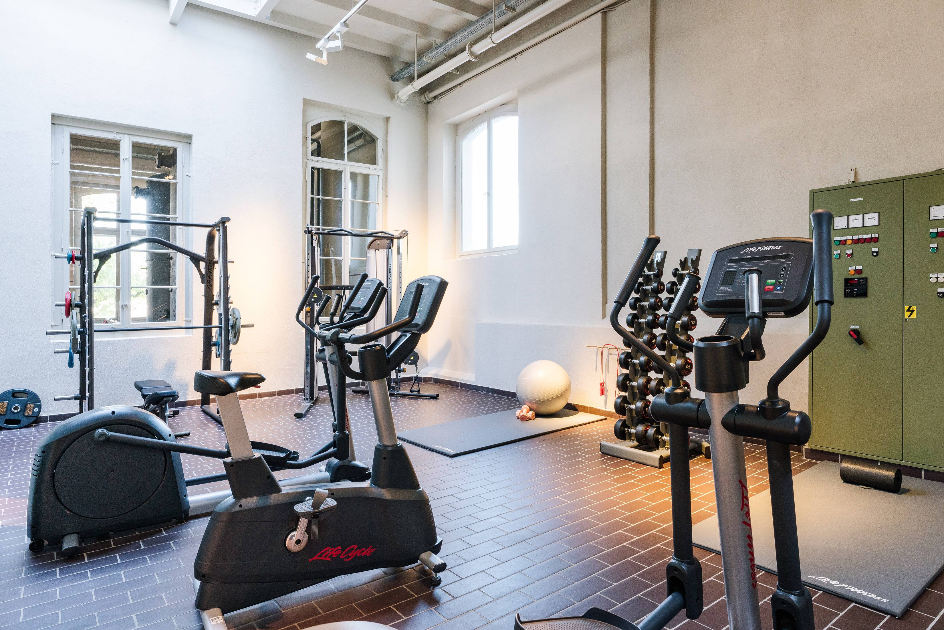 Appareils de sport dans l'ancienne salle des machines du B2 Hôtel de Zurich