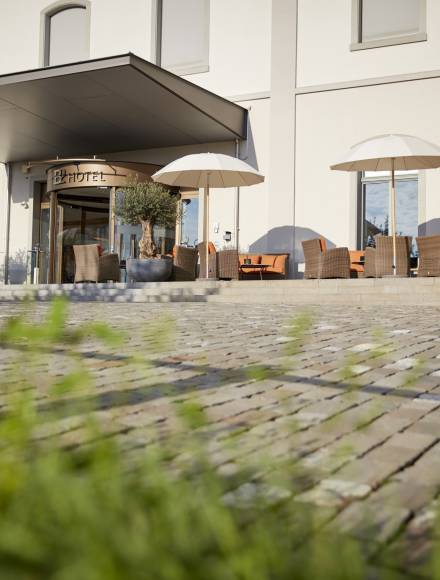 Terrasse devant l'entrée du B2 Hôtel de Zurich