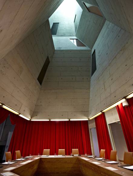 Moderner Meetingsaal im B2 Hotel in Zürich