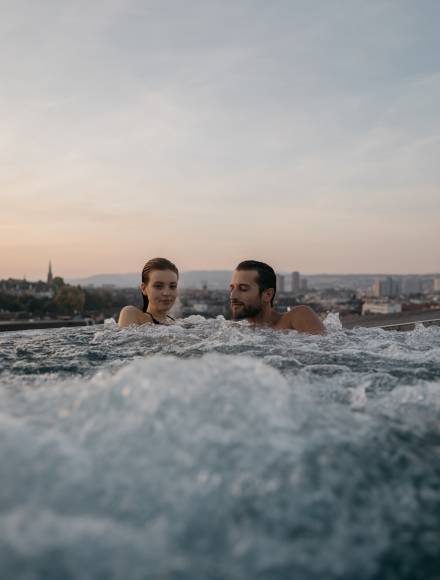 Paar genießt den Rooftop Pool vom Thermalbad in Zürich