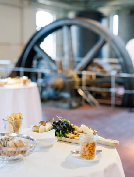 Gedeckter Tisch in historischer Maschinenhalle