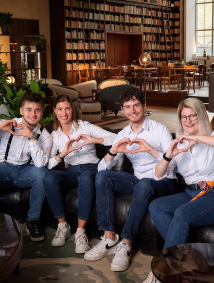 L'équipe des Guest Ambassadors de l'hôtel B2 avec un cœur formé par leur main