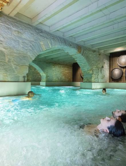 Individus dans la piscine de grotte du B2 Hotel