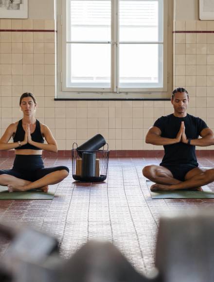 Two personen meditate in the machine hall
