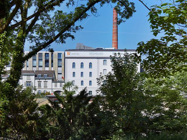 Vue extérieure entre les arbres du B2 Boutique Hôtel de Zurich