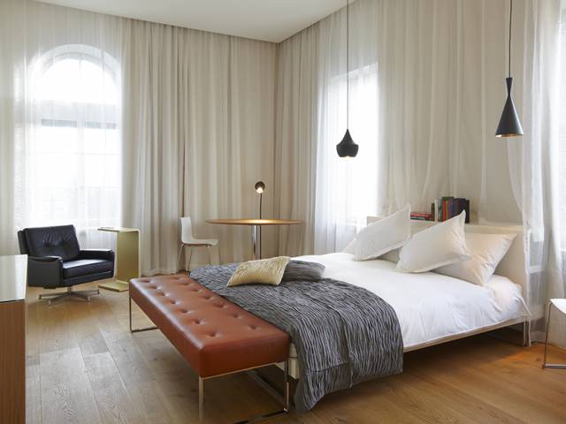 Modernly furnished boutique room at the B2 hotel Zurich
