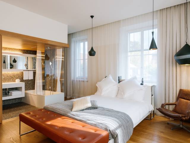 Modernes Zimmer mit elegantem Badezimmer im B2 Hotel in Zürich