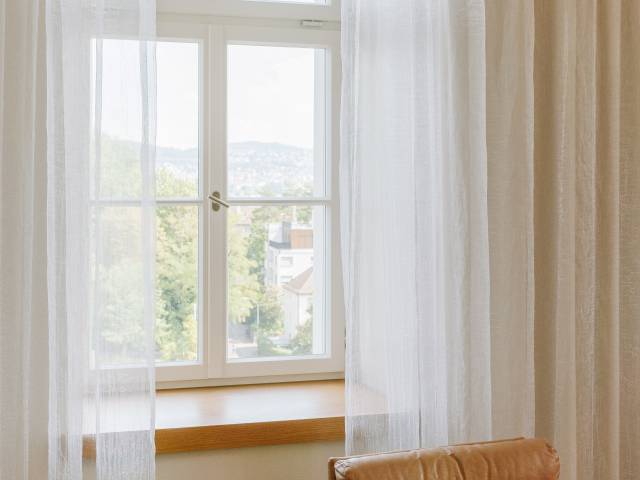 Grande fenêtre de chambre du B2 Hôtel de Zurich donnant sur l'extérieur