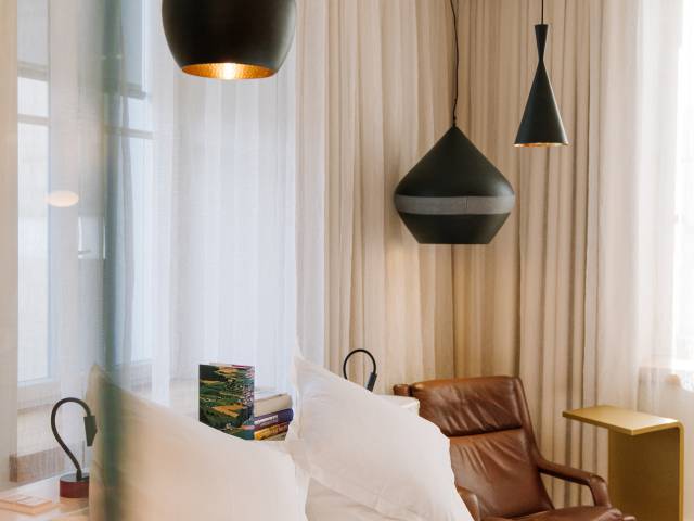 frisch bezogenes Bett im Hotel B2 in Zürich