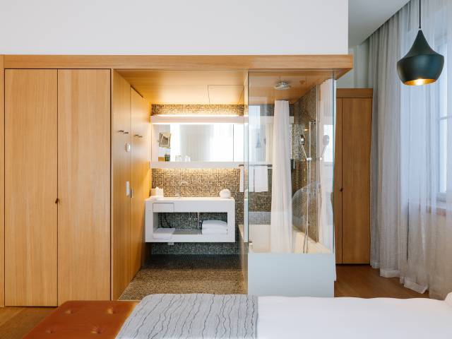 Salle de bain avec baignoire intégrée dans chambre du B2 Hôtel de Zurich