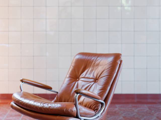 Fauteuil brun en cuir confortable du B2 hôtel de Zurich