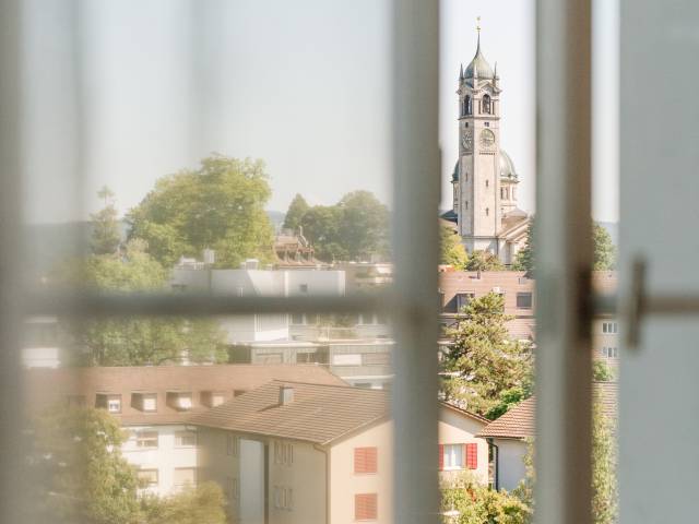 Vue d'une chambre du B2 Hôtel de Zurich sur l'église d'Enge