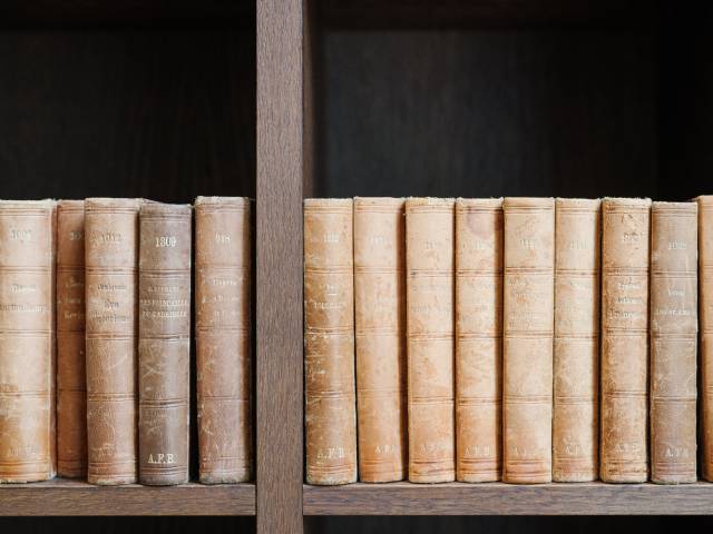 Rangée d'anciens livres de la bibliothèque du B2 Hôtel de Zurich