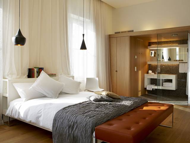 Modern room view with a view of the bed in the B2 Hotel in Zurich