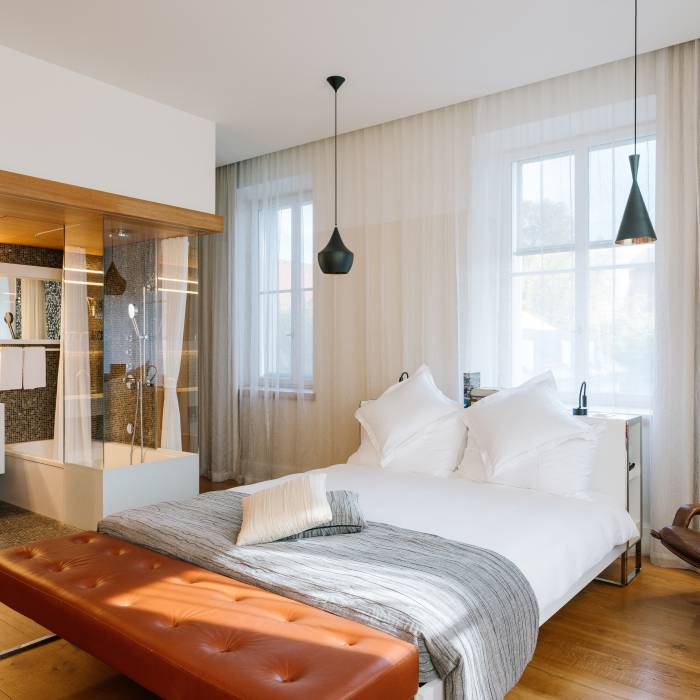 Modernes Zimmer mit elegantem Badezimmer im B2 Hotel in Zürich