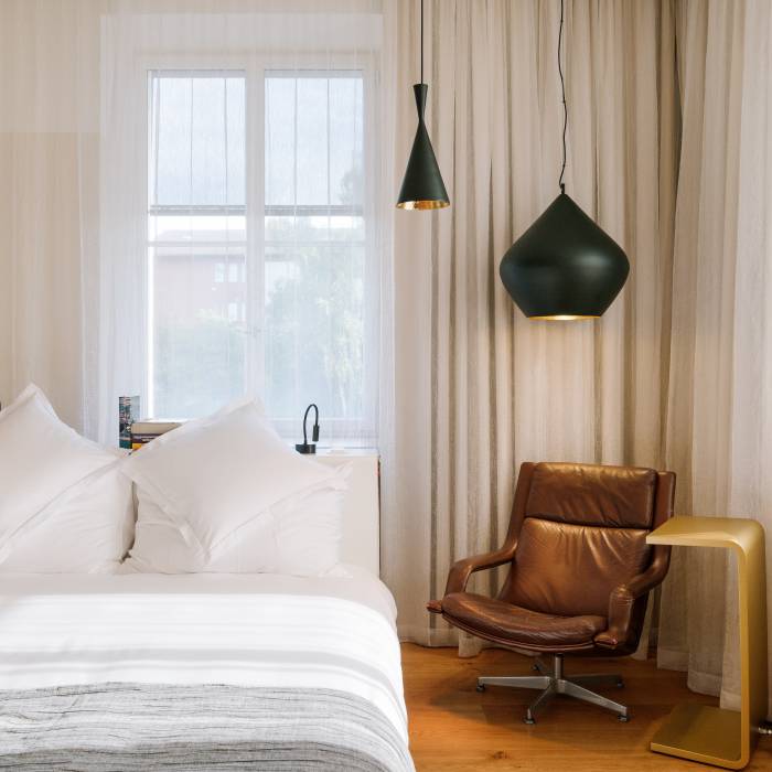 Modernes Zimmer mit Vintage-Sessel im B2 Hotel in Zürich