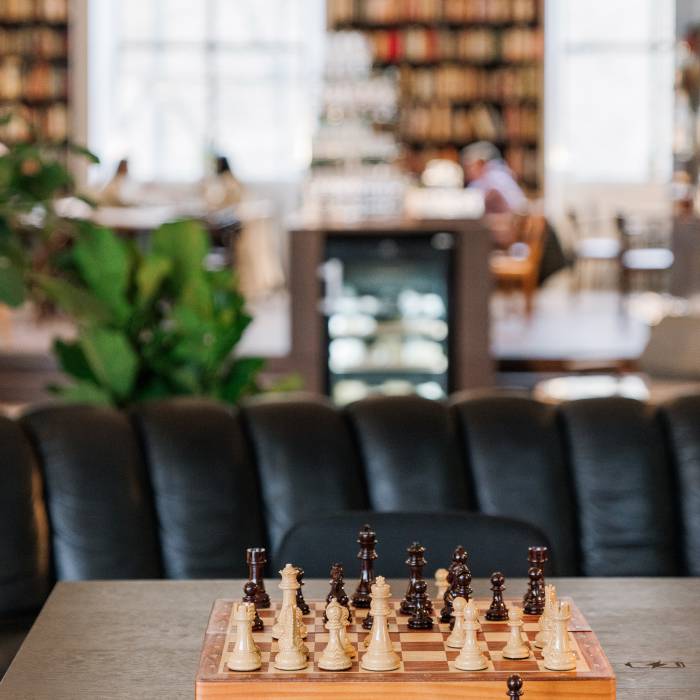 Plateau de jeu d'échecs sur table dans la bibliothèque du B2 Hôtel de Zurich