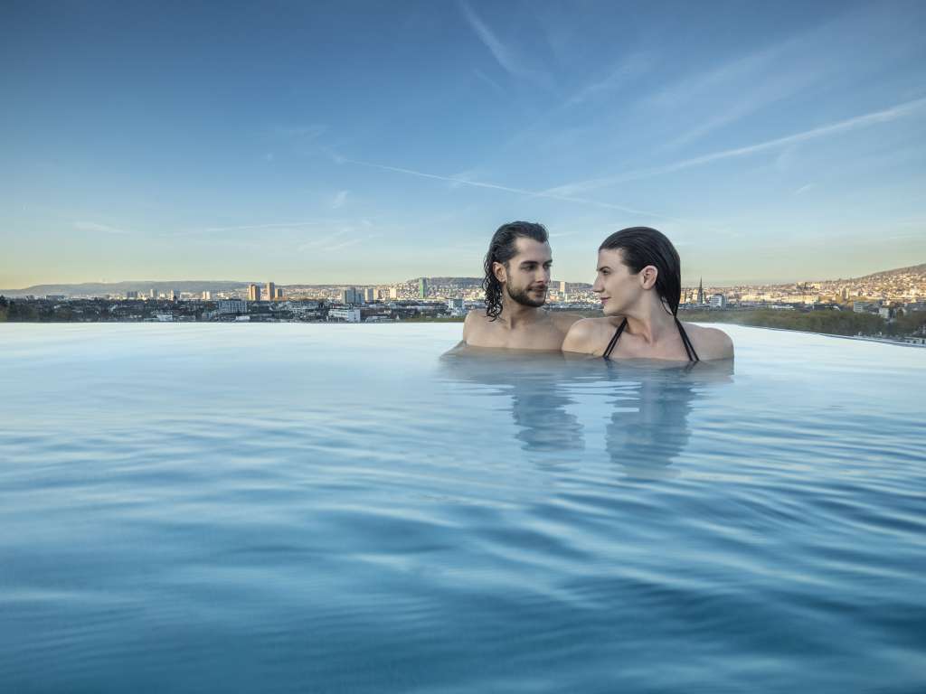 Infinity pool über den Dächern von Zürich